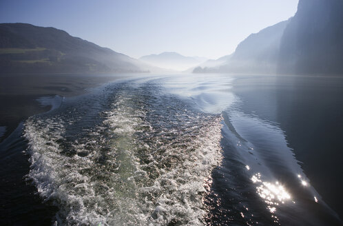 Österreich, Mondsee, Wellen im See mit Bergen im Hintergrund - WWF001672