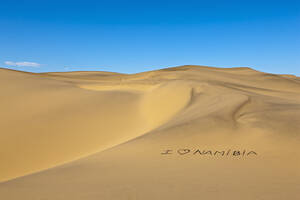 Afrika, Namibia, Text Ich liebe Namibia auf Sand in der Wüste Namib - FOF002470