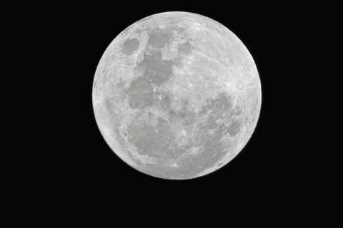 Afrika, Namibia, Etoscha-Nationalpark, Vollmond am Himmel bei Nacht, lizenzfreies Stockfoto