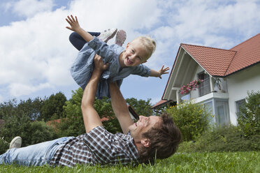 Deutschland, München, Vater spielt mit Tochter (2-3 Jahre) im Garten - RBF000314