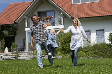 Deutschland, München, Familie hat Spaß vor dem Haus - RBF000326