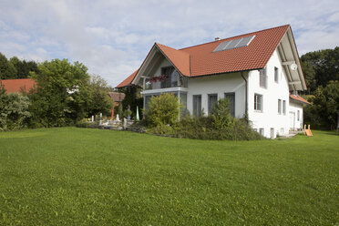 Deutschland, München, Blick auf Haus mit Garten - RBF000394