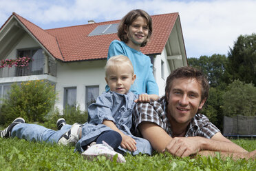 Deutschland, München, Vater mit Kindern im Garten - RBF000397