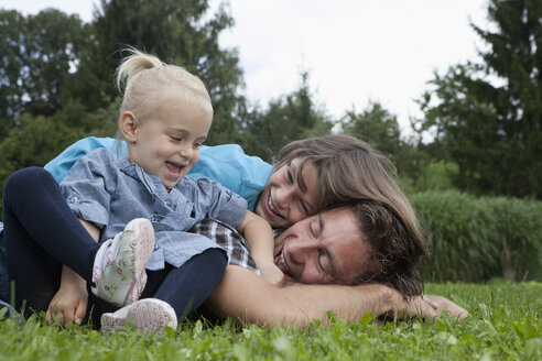 Deutschland, München, Vater mit Kindern im Garten, lächelnd - RBF000398