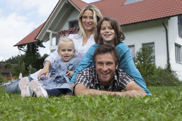 Germany, Munich, Family in front of house, smiling, portrait - RBF000401