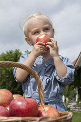 Germany, Munich, Girl (2-3 Years) eating apple - RBF000319