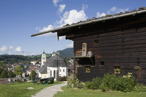 Österreich, Mondsee (Stadt), Blick auf Haus und Kirche im Hintergrund - WW001650