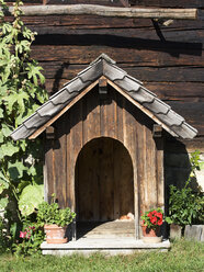 Österreich, Mondsee (Stadt), Leere Hundehütte - WW001643