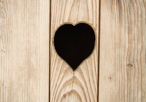 Österreich, Mondsee (Stadt), Herzförmiges Symbol auf Holztür eines Nebengebäudes - WWF001658