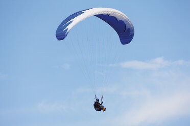 Deutschland, Mosel, Person beim Fallschirmspringen in der Luft - CSF013654