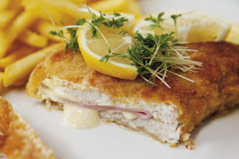 Cordon bleu mit Pommes frites und Sauce Hollandaise, Nahaufnahme - CSF013640