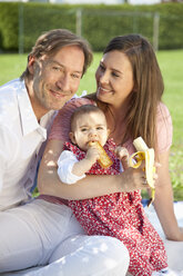 Deutschland, Bayern, Familie beim Picknick - MAEF002606