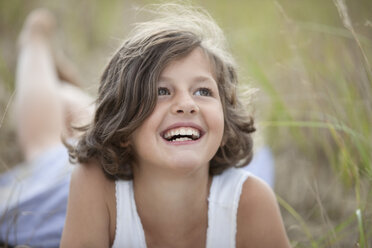 Deutschland, Bayern, Mädchen (8-9 Jahre) schaut auf, lächelnd - MAEF002559