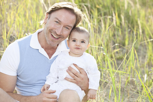 Deutschland, Bayern, Vater mit (2-5 Monate) Baby Mädchen, lächelnd - MAEF002542