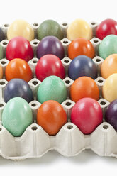 Vielzahl von Ostereiern in Eierkarton auf weißem Hintergrund - MAEF002482