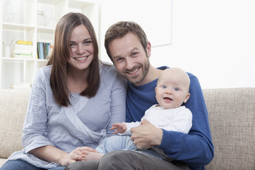 Deutschland, Bayern, München, Eltern mit Baby (6-11 Monate), Portrait, lächelnd - RBF000346