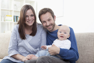 Germany, Bavaria, Munich, Parents with baby boy (6-11 Months), portrait, smiling - RBF000346