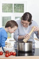 Deutschland, Bayern, München, Mutter und Sohn (2-3 Jahre) bei der Zubereitung einer Mahlzeit in der Küche - RBF000371