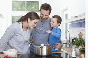 Deutschland, Bayern, München, Sohn (2-3 Jahre) füttert Mutter, Familie in der Küche - RBF000378