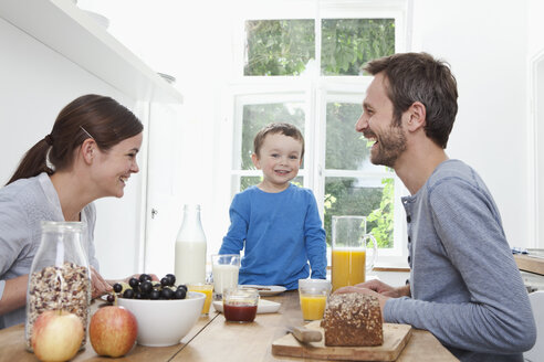 Deutschland, Bayern, München, Familie frühstückt fröhlich zusammen - RBF000383