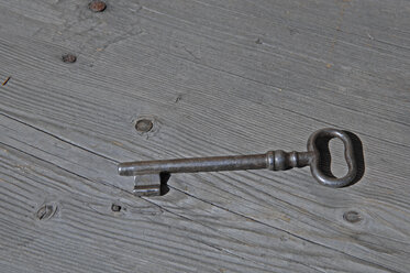Deutschland, Ein alter Schlüssel auf Holzplanke - ASF004224