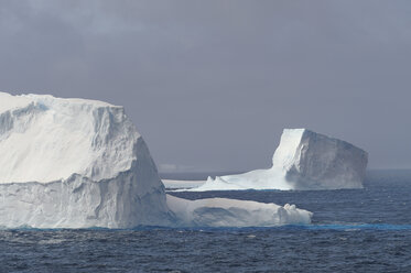 Antarktis, Antarktische Halbinsel, Blick auf Eisberg im Weddellmeer - RUEF000515