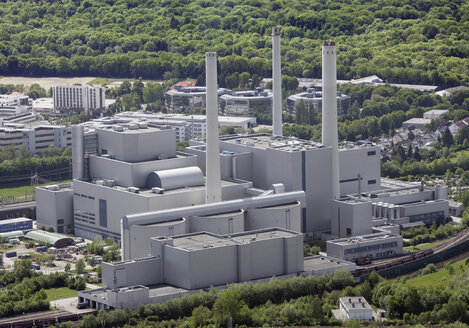 Deutschland, München, Ansicht eines Kraftwerks mit Schornsteinen - WBF000069