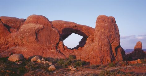 USA, Utah, Blick auf eine Felsformation im Arches National Park in der Abenddämmerung - WBF000002