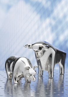 Sculptures of shiny bull and bear - WBF000012