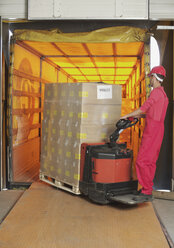 Italien, Chiajna, Arbeiter beim Verladen von Waren in einer Fabrik - WBF000016