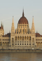 Ungarn, Budapest, Parlamentsgebäude mit Donau - WBF000029