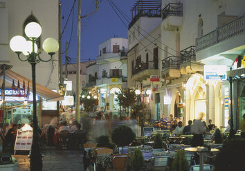 Griechenland, Kos, Restaurant auf der Stadtstraße bei Nacht - WBF000054