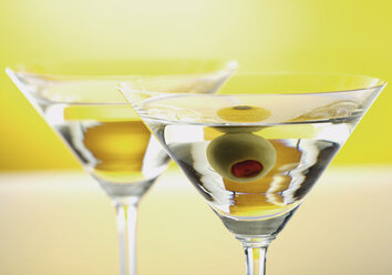 Zwei Gläser Martini mit Oliven - WBF000059