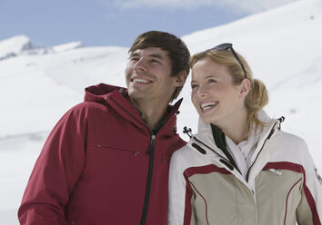 Österreich, Tirol, Junges Paar schaut weg, lächelnd - WBF000481