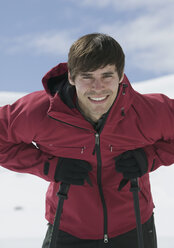 Österreich, Tirol, Junger Mann beim Skifahren, Porträt, lächelnd - WBF000482