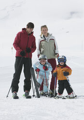 Österreich, Tirol, Familienskilauf - WBF000484