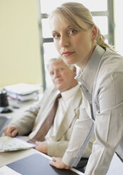 Geschäftsfrau und Mann im Büro, Porträt - WBF000491