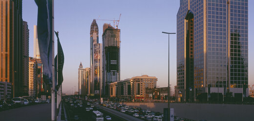 Dubai, Vereinigte Arabische Emirate, Blick auf das Geschäftsviertel und die Sheikh Zaid Road - WBF000162