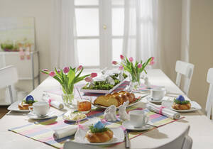 Esstisch mit Frühstücksgedeck zu Ostern - WBF000166