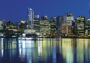 Kanada, British Columbia, Vancouver, Blick auf die Skyline der Stadt bei Nacht - WBF000168