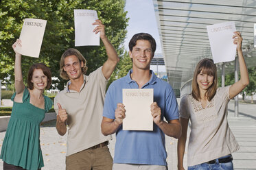 Studenten mit Zeugnissen, lächelnd, Porträt - WBF000493