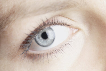 Nahaufnahme einer jungen Frau mit grauem Auge - WBF000496