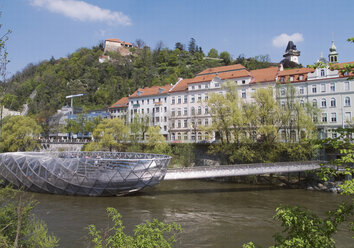 Österreich, Steiermark, Graz, Tourist auf Murinsel mit Stadt im Hintergrund - WBF000125