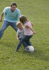 Vater spielt Fußball mit Kindern - WBF000525