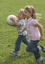 Kinder laufen mit Fußball - WBF000526