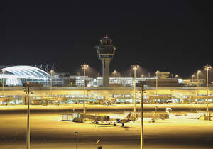 Deutschland, München, Blick auf den Münchener Flughafen bei Nacht - WBF000107