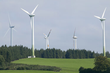 Deutschland, Bayern, Blick auf Windpark - WBF000104