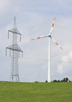 Deutschland, Bayern, Blick auf Windpark und Stromleitung - WBF000103