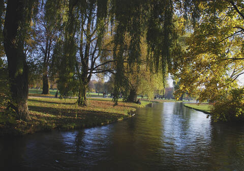 Deutschland, München, Blick auf englischen Garten mit Kanal, lizenzfreies Stockfoto