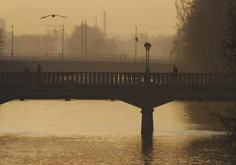 Deutschland, München, Blick auf die Brücke über die isar bei Sonnenuntergang - WBF000184